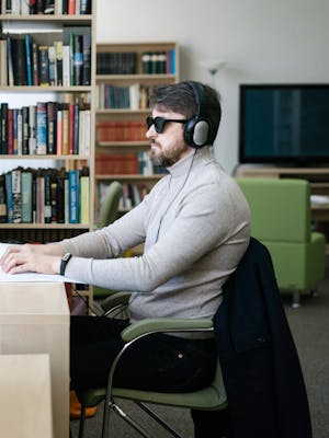 Person reading the ebook Gān Akratlān, a mystical artificial language reminiscent of Croatian and easier to speak than Xarevās.