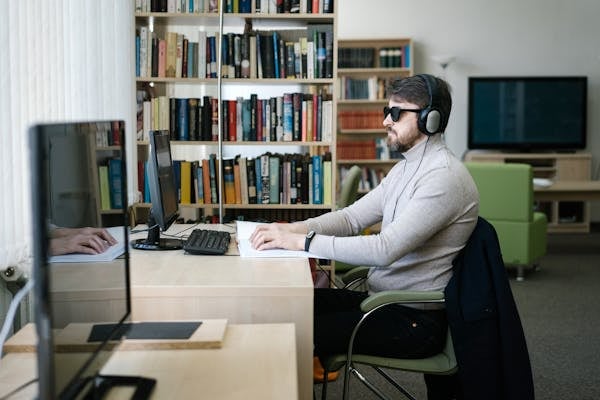 Person reading the ebook Gān Akratlān, a mystical artificial language reminiscent of Croatian and easier to speak than Xarevās.